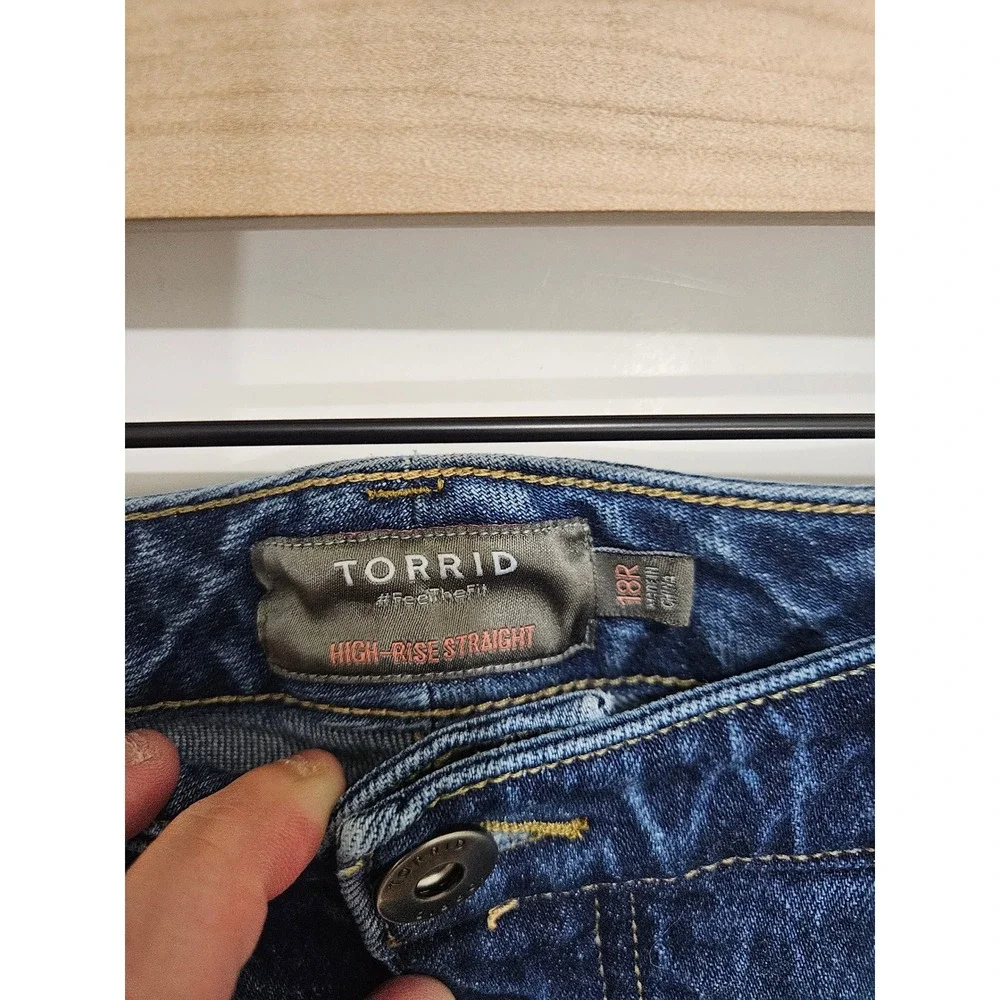 Torrid High-Rise Straight Distressed Jeans Medium Wash Raw Hem 18R‎ RN148862